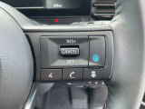【プロパイロット】高速道路のロングドライブをアシスト。アクセル・ブレーキを制御し前方車との車間距離を保ち、ハンドル操作を制御アシストし走行車線を維持します。