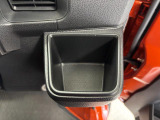 【運転席ドリンクホルダー】600mlのペットボトルのほか、文具などの小物も収納できるホルダーです♪