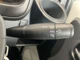 車外の明るさに応じでライトを点灯、消灯してくれるオートライト機能です☆お天気の良い昼間のトンネル走行などオートにしてると便利で安心です☆エンジン停止時にライトの消し忘れも無くなります☆