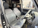 運転席シート廻りは使用感も少なく、良好な状態となっています。前オーナー様が丁寧に使っていたことがよくわかりますね。