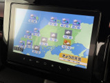 停車中には、TVや天気予報を楽しめます。移動の待ち時間を有効活用し、リラックスした時間をお過ごしください。情報収集にも役立ちます。