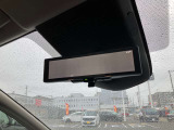 スマートルームミラーも付いています。後方ピラーや荷物、後席に同乗している方や曇りなど視界が遮られた場合でも後方カメラからの映像で安全確認をすることができます。