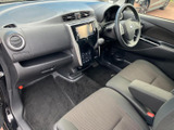 運転しやすい運転席周り。操作しやすい配置で、スムーズな運転をサポートします。視界も広く、安全運転に貢献します。