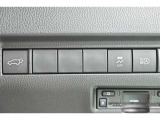 スマートキーや運転席のボタンを押すだけでリアゲートが自動で開閉します!荷物を持っている時や、高い位置にあるバックドアを閉める際に便利な機能です