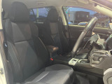 運転席まわりには十分なスペースがあり、大柄な方でもゆったり運転していただける環境です。