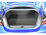スポーツカーとしては荷室が比較的広く、小物入れも充実しているため、荷物が多い場合でも対応できます。