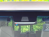 【ホンダセンシング】走行中に前方の車両等を認識し、衝突しそうな時は警報とブレーキで衝突回避と被害軽減をアシスト。より安全にドライブをお楽しみいただけます。