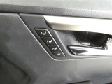 運転席のシートポジションを記憶・再現できるメモリー機能を搭載しています。