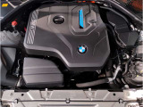 【E-Drive】新技術を駆使して開発したエレクトリックドライビング。高出力BMWツインターボエンジンと高効率の電気モーターが協調して低燃費だけでなくあらゆる走りで官能的なドライビングと走行安定性を実現。