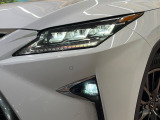 【LEDヘッドライト】悪天候や夜間走行時も良好な視界を確保し安心して運転できる高輝度LEDヘッドライトを装備!点灯速度が早く、消費電力も抑えられています。