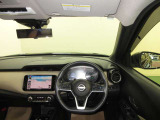 ドライバー目線で、使いやすく安全操作性と良好な視界を実現した運転席です。