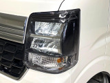 【LEDヘッドライト】悪天候や夜間走行時も良好な視界を確保し安心して運転できる高輝度LEDヘッドライトを装備!点灯速度が早く、消費電力も抑えられています。