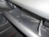 ★グローブボックスの中に車検証や保険証券・メンテナンスノートを入れておくと必要な際にすぐに取り出せるので便利ですよ♪車検証ケースは当店専用のモノで電話番号も記載してますので是非お気軽にお問合せ下さい♪