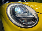 【LEDヘッドライト】悪天候や夜間走行時も良好な視界を確保し安心して運転できる高輝度LEDヘッドライトを装備!点灯速度が早く、消費電力も抑えられています。