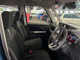 運転席の画像です。足元やシートまわりに余裕があり、リラックスした姿勢で運転が可能です。視界も良好で操作系へのアクセスもしやすく、快適で安心感のあるドライブをサポートします。