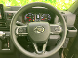 握りやすいステアリング形状で、快適なドライビングをサポートします。操作性にも優れ、運転の楽しさをさらに高めます。