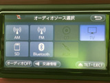AM/FMラジオに加え、CDやSDカード、Bluetoothなど多彩なソースに対応。お好みの音楽を車内で楽しめます。音声ソースの選択も簡単に行えます。