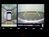 狭い駐車場や立体駐車場などもリアルに映るバックガイドモニター付でラクラク駐車♪(パノラミックビューモニター付)