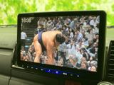 停車中には、地上デジタル放送を楽しめます。ニュースやドラマを見ながら休憩したり、待ち時間を有効活用できます。快適な空間を演出します。