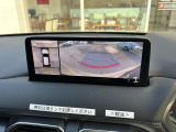 【360&deg;ビュー・モニター】全方位カメラ装備。ドライバーからは見えない領域の危険認知をサポートするシステム。映像は、ドライバーが直感的に理解できるよう人間の目と脳の特性に基づき設計されています。