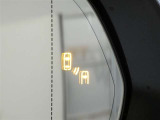 ブラインドスポットモニター装備。隣車線を走る車両を検知。ドアミラーでは確認しにくい後方、側方エリアに存在する車両や急接近してくる車両も検知しドアミラーに搭載されたLEDインジケーターが点灯します。
