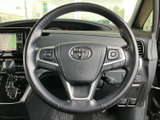 握りやすいステアリングで、快適なドライビングを実現。操作性にも優れ、運転の楽しさを感じられます。
