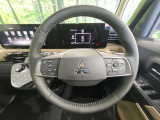 インテリアに合わせたデザインのステアリングは、運転される方のことも考え、運転しやすい形状、大きさです。是非一度、実際に触ってお確かめください。