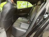 運転席周りは、操作しやすいように設計されています。ステアリングやシフトレバーなど、必要なものが手に届く範囲に配置されています。