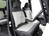 フロントベンチシートですので運転席足元ゆったり広々快適です。助席への移動も楽々です。
