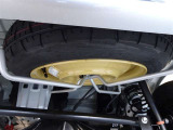 【応急タイヤ】万が一パンクやバーストした時は応急タイヤの出番です! ジャッキや工具も揃っているので、楽しいドライブ中の万が一にも対応できますよ♪