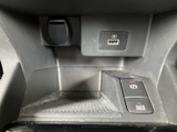 駐車時の安全性を高めるバックモニター。狭い場所でもスムーズな駐車をサポートします。死角を減らし、安全確認をサポートします。