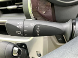 雨天時でもクリアな視界を確保できるワイパーレバーは、安全運転に欠かせません。操作性にも優れており、快適なドライビングをサポートします。