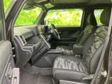 運転席からの視界は広く、運転操作もスムーズに行えます。シートの形状も身体にフィットし、快適な運転をサポートします。