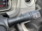 操作しやすい位置に配置されたウインカーレバー。スムーズな操作で安全な車線変更をサポートします。