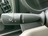 雨天時でもクリアな視界を確保できるワイパーレバー。運転に必要な視界を確保し、安全運転をサポートします。