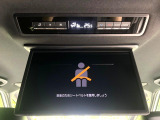 【13.2型有機ELフリップダウン】三列目からでも迫力のエンタメが観れる大画面フリップダウン。有機ELのモニターでは、一般的なフリップダウンよりも高コントラストでキレイな映像を楽しめます。