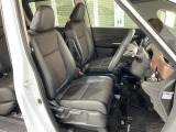 乗降がしやすい運転席。高さが調節できて小柄な方でも運転しやすいポジションをとることができます。