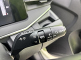 操作しやすいウインカーレバーで、スムーズな運転操作をサポート。直感的な操作感で、安全な車線変更を可能にします。