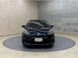 お車購入のポイントとなるフロントマスクです!シャープな目つきが印象的なデザインのヘッドランプです。