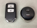 スマートキーを装備しています。鍵を差し込むことなくドアロックの開け閉めと、スタートボタン操作でのエンジンスタートができます。加えて、純正リモコンエンジンスターター用の操作キーもついています。