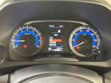 視認性の高いメーターで、運転に必要な情報を分かりやすく表示します。運転状況を常に把握できるので、安心感があります。洗練されたデザインも特徴です。