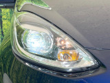 【LEDヘッドライト】悪天候や夜間走行時も良好な視界を確保し安心して運転できる高輝度LEDヘッドライトを装備!点灯速度が早く、消費電力も抑えられています。