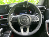 手に馴染む設計で、運転操作を快適にします。オーディオやハンズフリー通話など、便利な機能も操作可能です。運転の楽しさを向上させます。