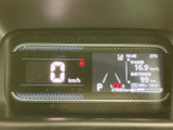 視認性の高いメーター類が、運転に必要な情報を分かりやすく表示します。運転状況を常に把握し、安全運転をサポートします。