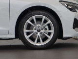 テストドライバーとエンジニアがテスト走行により、車種に応じて選定されたホイールサイズの組み合わせにより、素直なハンドリングりスムーズな乗り味を実現する各車種専用デザインのアルミホイール