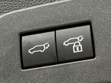 【パワーバックドア】スマートキーや運転席のボタンを押すだけでリアゲートが自動で開閉します!荷物を持っている時や、高い位置にあるバックドアを閉める際に便利な機能です♪