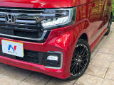 【LEDヘッドライト】悪天候や夜間走行時も良好な視界を確保し安心して運転できる高輝度LEDヘッドライトを装備!点灯速度が早く、消費電力も抑えられています。