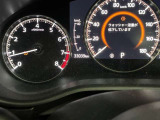 視認性に優れたメーターを採用しており、走行中でも車速や情報が分かりやすく表示されます。運転時の視線移動をむりのない範囲に抑え、快適で安心感のあるドライブをサポートします。