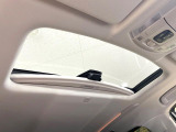 【大型サンルーフ】車内の解放感が一気に上がる大型のパノラマルーフ!季節を問わず開放的で快適なドライブをお楽しみいただけます。流通量も少なく希少価値の高い人気の装備です♪