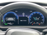 視認性の高いメーター類が、運転に必要な情報を分かりやすく表示します。安全運転をサポートする機能も充実しています。